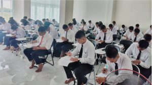 学科試験を受けている実習候補者